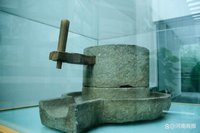 图说：三全食品创始人陈泽民创业时使用的石磨，当年，陈泽民从四川把它背来郑州，用以手工赶制汤圆