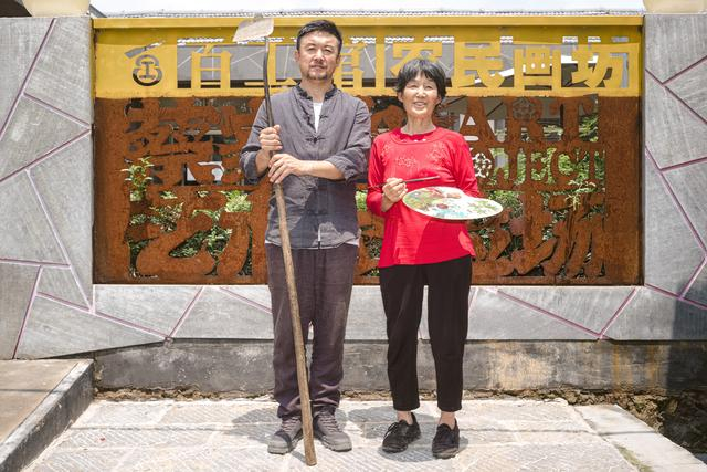 艺术乡建让一个曾经的贫困村脱胎换骨。蔡家沟村农民画坊前，艺术家拿锄头，农家大嫂持画笔。受访者供图