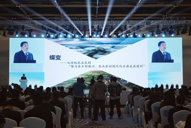 10月26日，2023北京·平谷城市发展论坛上，平谷区委副书记、区长狄涛介绍了平谷“蝶变”规划。新京报记者 薛珺 摄