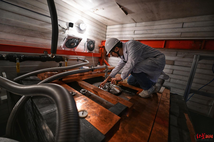 ▲研究人员正在检查装有暗物质探测仪的屏蔽装置