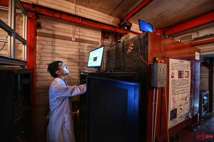 ▲研究人员正在观察数据