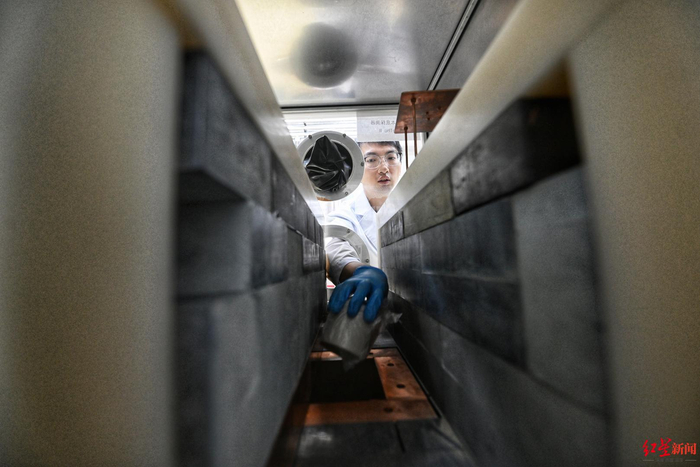 ▲研究人员正在对暗物质实验室Ⅱ期所需的建筑材料进行分析筛选