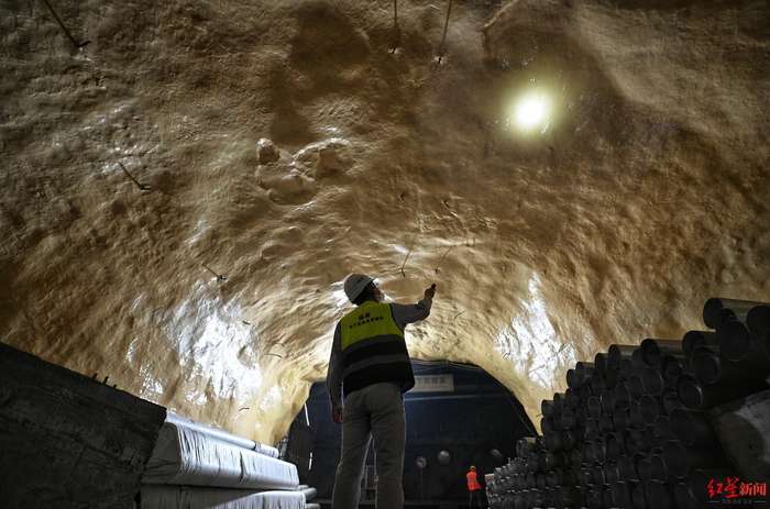 ▲工作人员正在检查岩壁