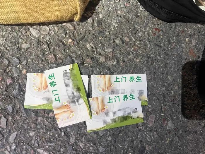 ▲  图为夫妻发放的“小卡片”