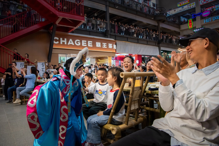 乐山“耍码头”。 严理 摄