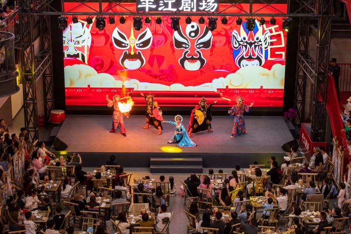 乐山“耍码头” 。严理 摄