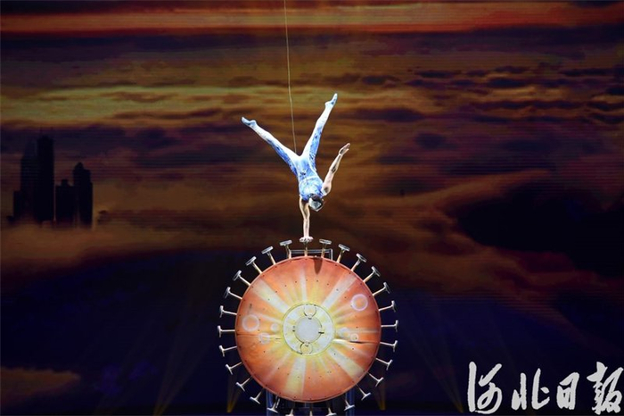 《凌云——倒立技巧》主演王梦尘在表演中。河北日报客户端记者 史晟全摄