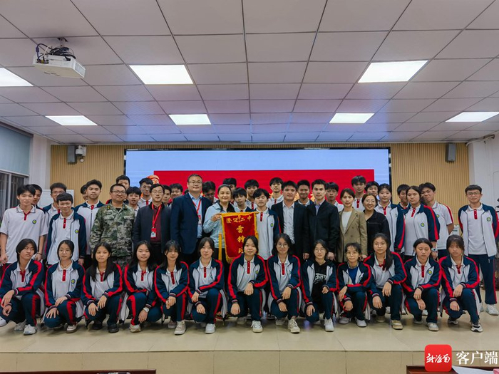 27届和26届"雷锋班"学生,老师合影.澄迈二中供图