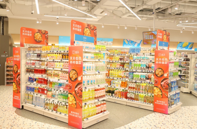 （图说：折扣化变革之后的盒马鲜生门店，多款商品标上“线下专享价”）