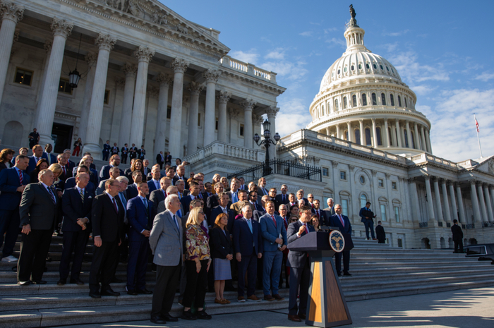 10月25日，在美国华盛顿国会外，新当选的众议院议长约翰逊（前）发表讲话。  （新华社）