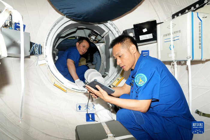 　　航天员汤洪波和江新林（右）在进行空间站程序训练（2023年7月17日摄）。新华社发（孔方舟 摄）