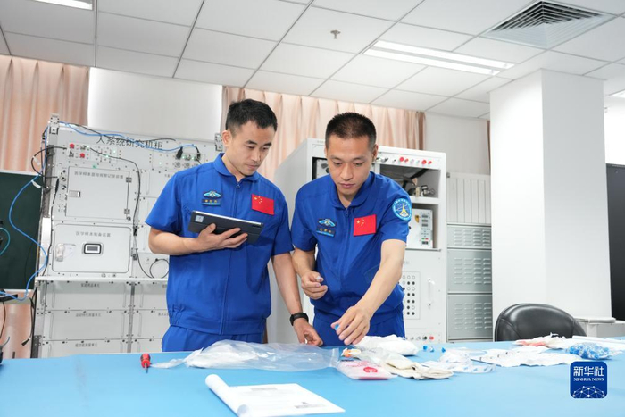 　　航天员唐胜杰（左）和江新林在进行空间实验操作训练（2023年6月16日摄）。新华社发（孔方舟 摄）