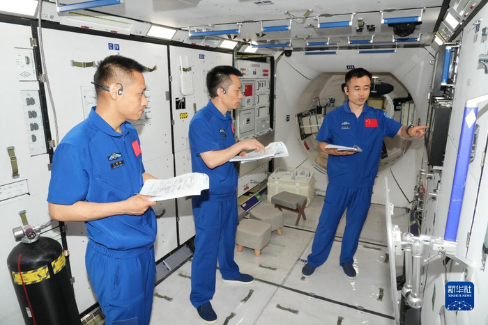 　　神舟十七号乘组在进行空间站程序操作训练（2023年6月12日摄）。新华社发（孔方舟 摄）