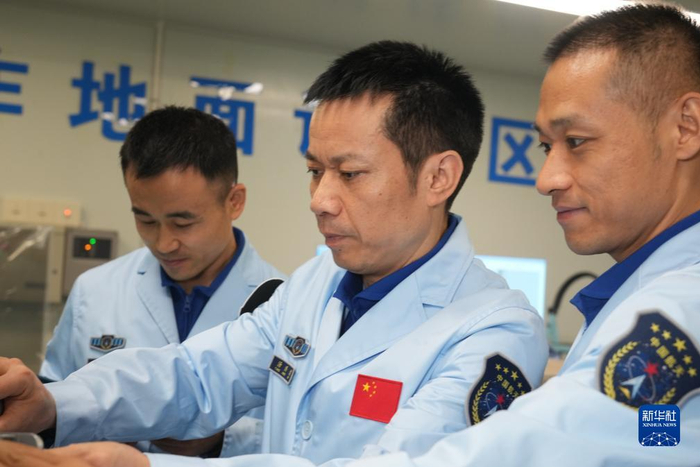 　　神舟十七号乘组在进行空间应用实验操作训练（2023年7月27日摄）。新华社发（孔方舟 摄）