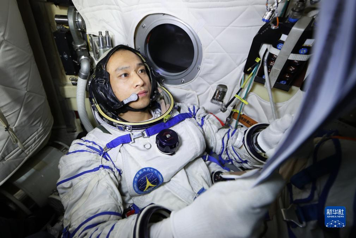 　　航天员江新林在返回舱训练（2023年9月27日摄）。新华社发（徐部 摄）