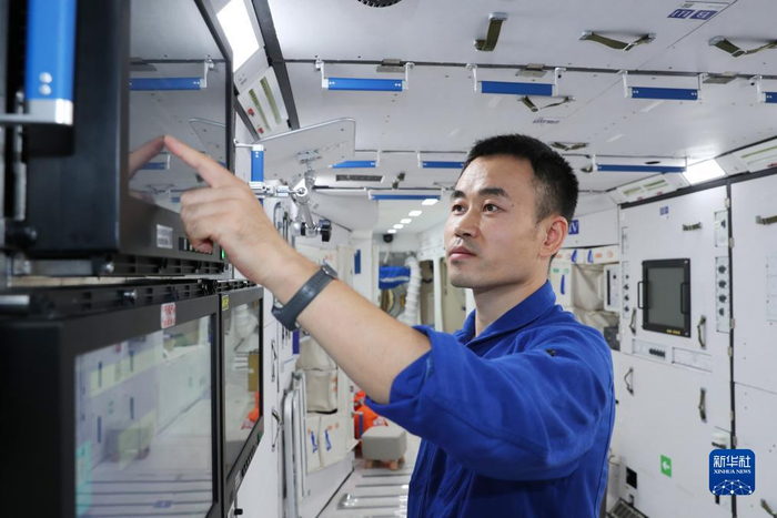 　　航天员唐胜杰在进行核心舱训练（2023年9月26日摄）。新华社发（徐部 摄）