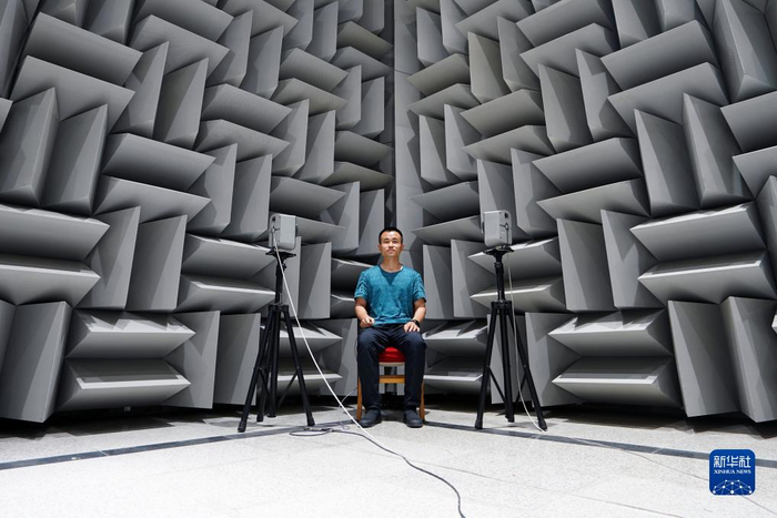 　　航天员唐胜杰在进行噪声训练（2022年6月7日摄）。新华社发（王夏阳 摄）