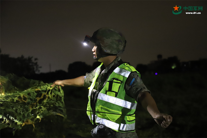 官兵进行伪装防护.裴俊 摄