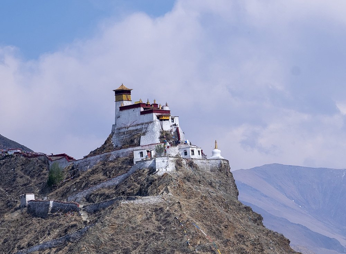 松赞干布与文成公主的夏宫——西藏山南雍布拉康。