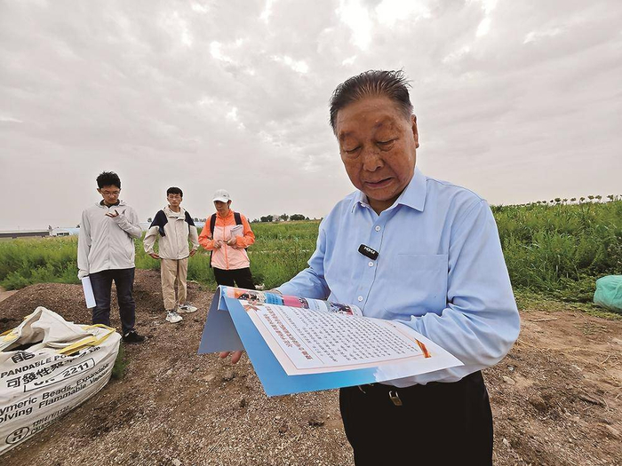 林占熺教授带领团队在试验田里做研究。（资料图片）