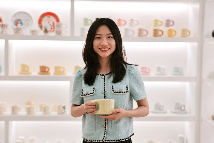 潮州“厂二代”何佳阳，她手中拿的是目前在跨境电商平台热销的“胖胖杯” 张建 摄