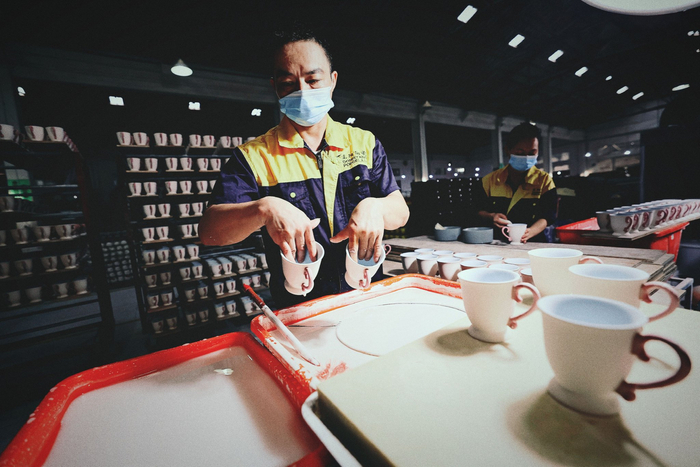 潮州东阳陶瓷厂房，工人多是跟随何佳阳父母一同创业的“老师傅” 张建 摄