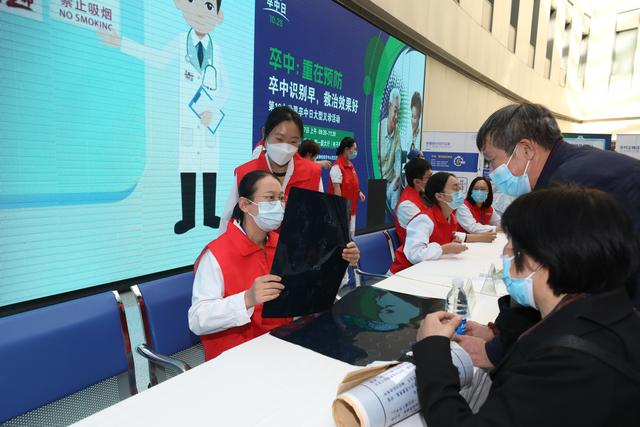 世界卒中日义诊科普志愿活动现场。北京天坛医院供图