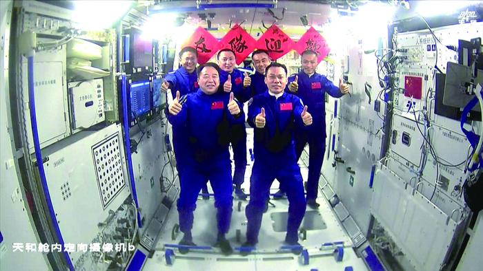  6名航天员太空拥抱