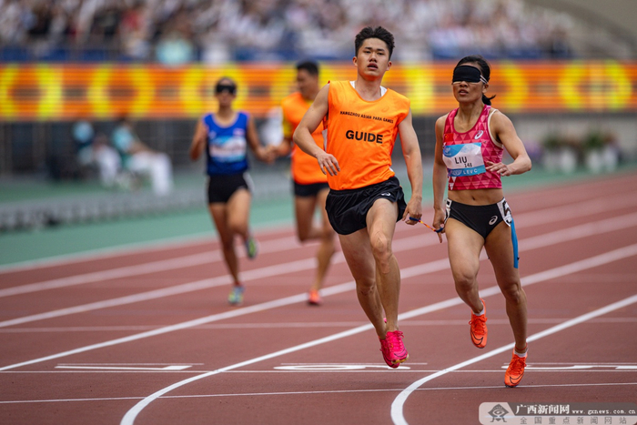 刘翠青在比赛中，左为领跑员陈圣明。杭州亚残运会组委会 供图