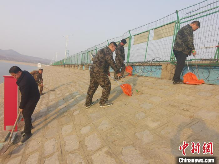 工作人员对黑虎山水库进行垃圾清理。青州市委宣传部供图