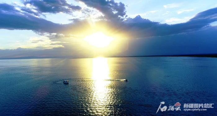 博斯腾湖波光粼粼。苏强 摄