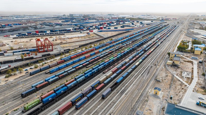 图为近日内蒙古二连浩特口岸铁路货场内,满载货物的中欧班列集装箱