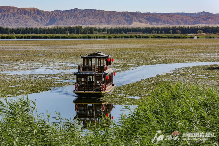 8月2日，游客乘坐游船在博斯腾湖游玩。蔡增乐 摄
