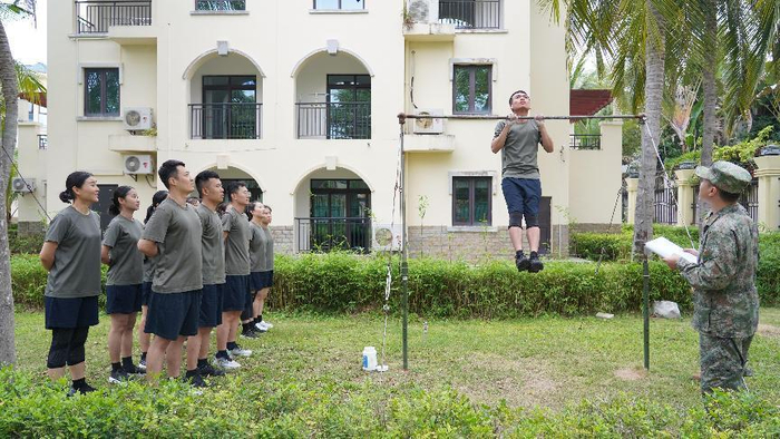 组织引体向上和屈臂悬垂训练。赵冬洋 摄