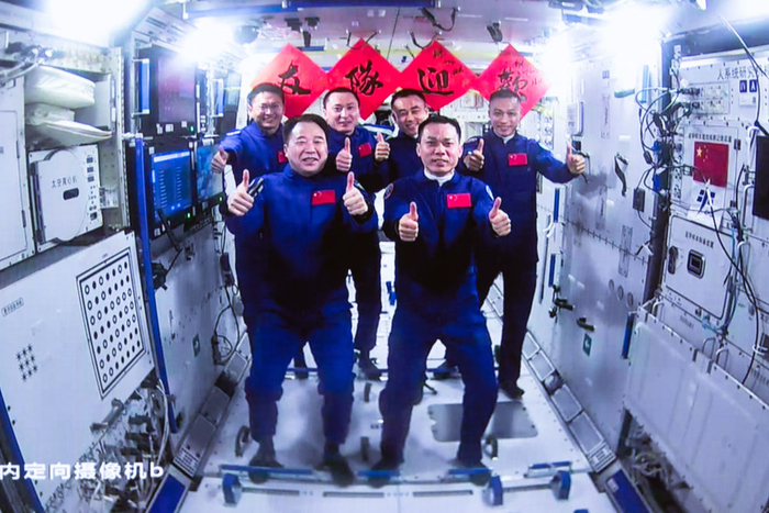 控制中心拍摄的神舟十六号航天员乘组与神舟十七号航天员乘组"全家福"