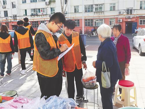     10月21日，公益大篷车活动走进邢台市冶金生活区。图为旧物置换区。 邢台市信都区信襄公益协会供图