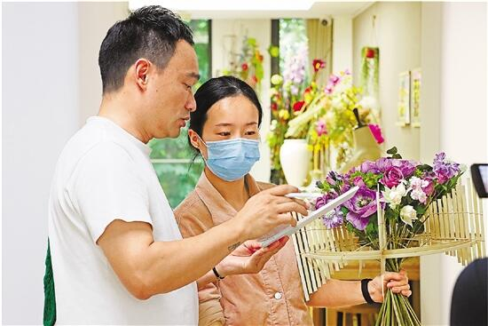 　　在浙江省残疾人之家，指导老师为参加全国残疾人职业技能大赛插花项目的选手进行指导。 拍友 胡康豪 摄