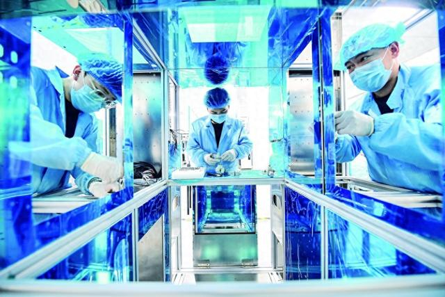 美国升级对华芯片出口管制考验中国芯片产业。图为中国科技人员在芯片设备生产线上。（视觉中国）