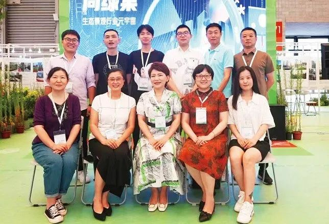 上图：上海市园林绿化行业协会秘书处团队在“中国（上海）国际园林景观产业贸易博览会”的合影。