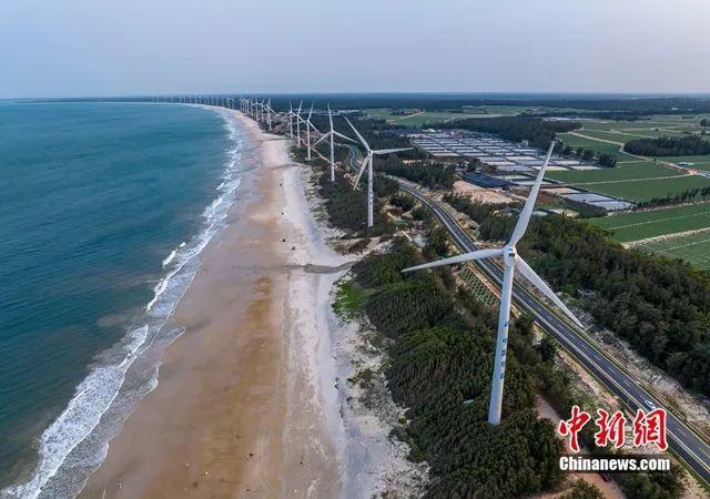 图为航拍海南环岛旅游公路文昌段木兰湾段。骆云飞 摄