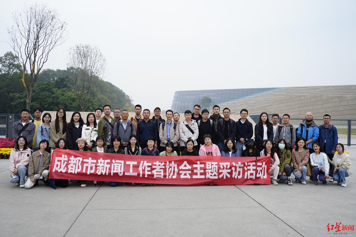 ▲采访团来到三星堆采访