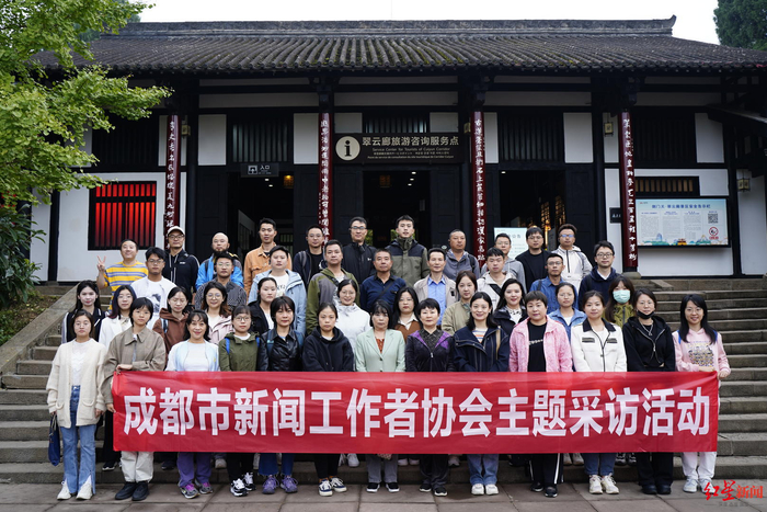 ▲采访团来到翠云廊采访