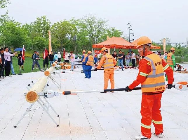 上图：机械化作业将是园林绿化行业未来发展趋势，行业协会组织开展上海园林技能大赛，图为园林机具作业技能竞赛现场。