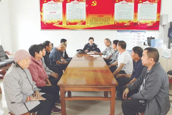 云南省罗平县公安局驻村民警为村民讲解法律法规，增强村民法治意识。（罗平县公安局供图）