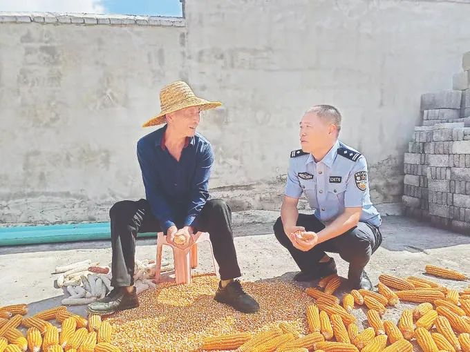 贵州省毕节市织金县公安局民警顾怀祥在村民家中走访。（织金县公安局供图）