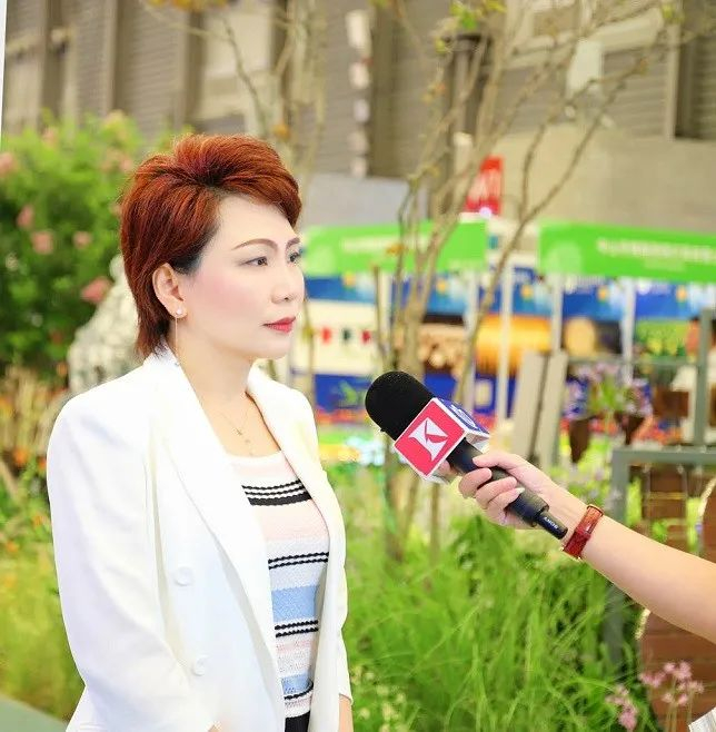 上图：上海市园林绿化行业协会秘书长张睿正在接受媒体采访。