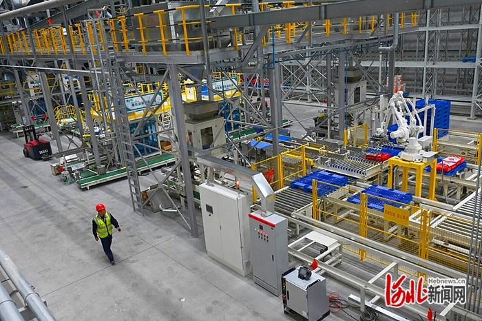 图为10月27日拍摄的河北巡天农业科技有限公司现代化制种车间。 河北日报记者郭晓通摄