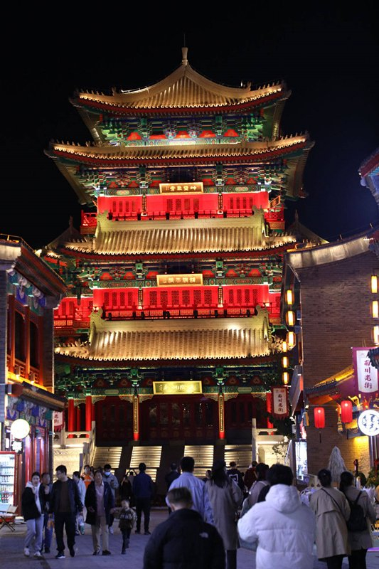 10月26日，游客在河北省沧州市南川老街休闲游玩。新华社记者 骆学峰 摄