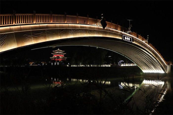 这是10月26日拍摄的河北省沧州市沧曲桥和南川老街夜景。