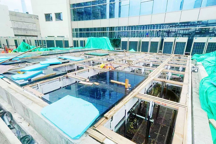 采光天窗施工 “上海建工”微信公众号 图